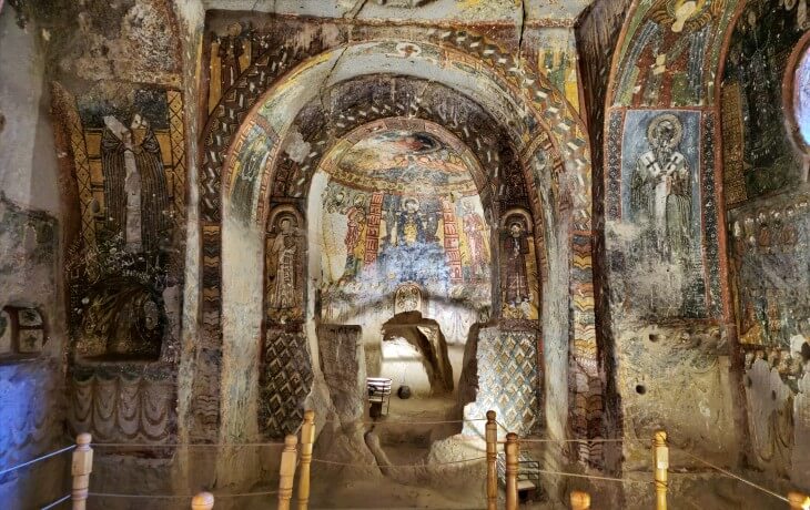 Ihlara Vadisi Yılanlı Kilise iç mekanı; kaya oyma şapel ve erken dönem freskleri.